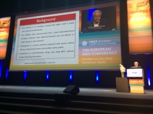 El Dr. Pedro Cahn presentando el trabajo en Barcelona